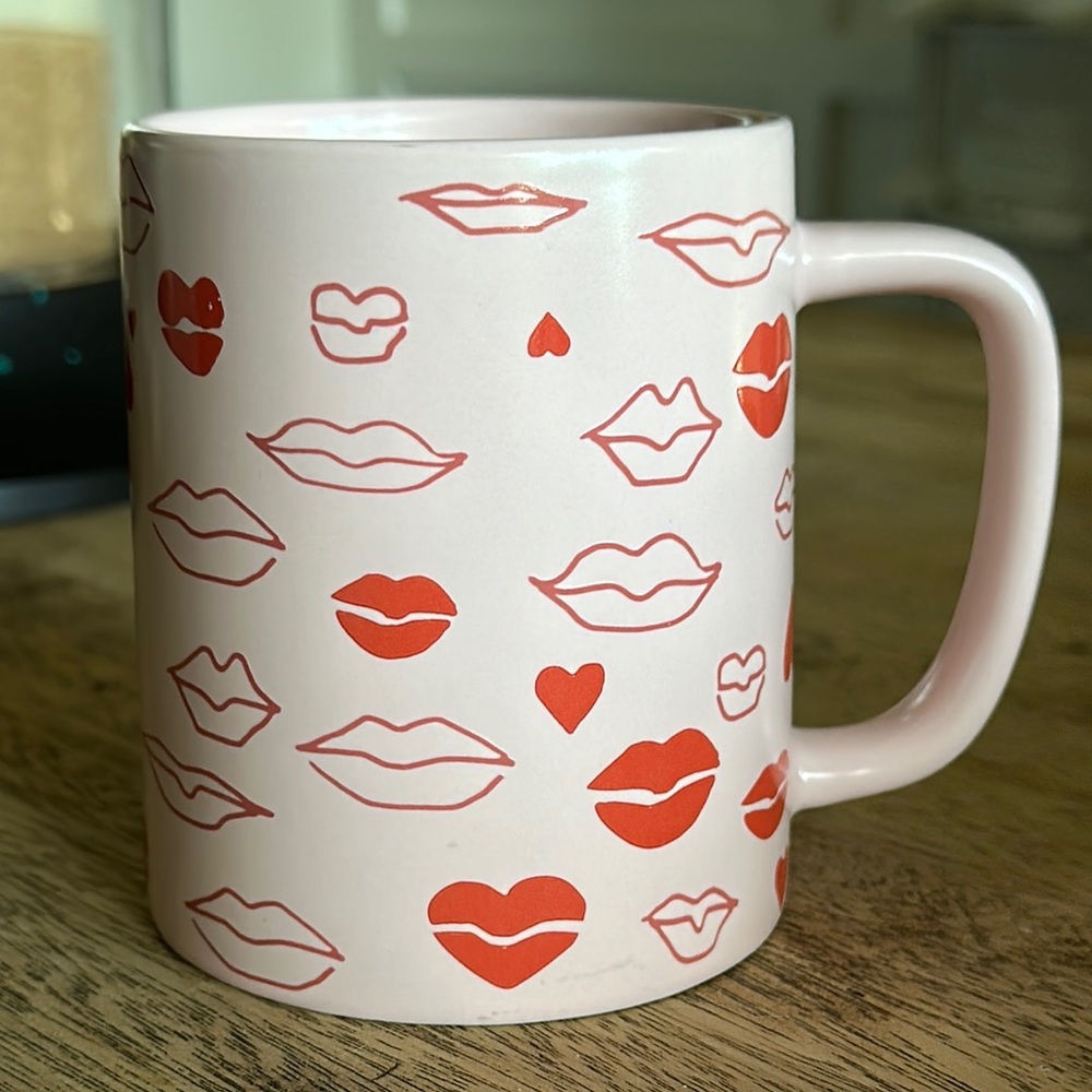STARBUCKS Valentine’s Day 2020 Lip heart Print coffee Mug collection 14oz EUC